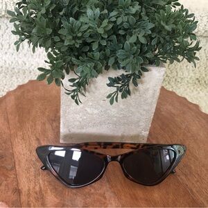 🕶️ Women’s Tortoise Shell Brown Color Cat-Eye Sunglasses.